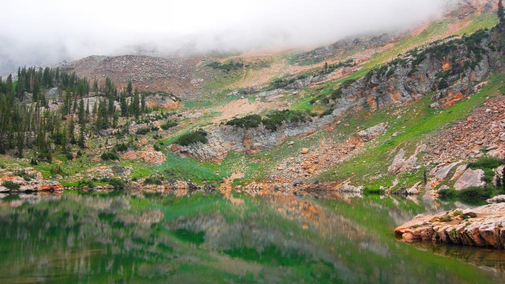 蓝得深沉的湖泊