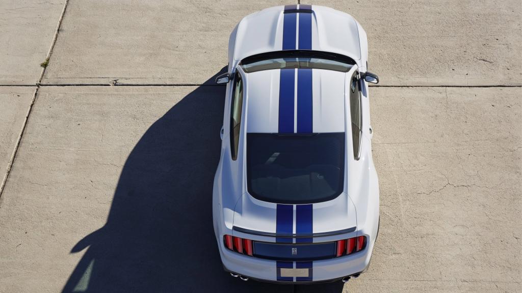 白色福特Shelby GT350汽车图片