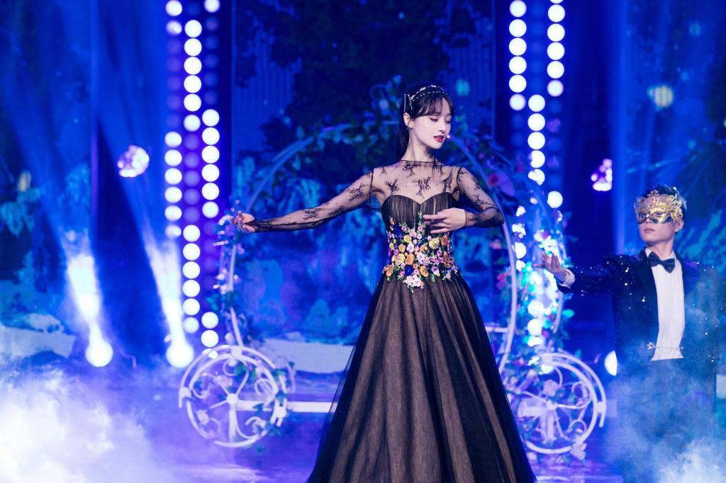 郑爽典雅黑色长裙唯美舞台照