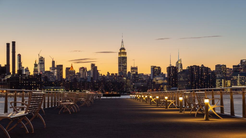 都市建筑的白天与黑夜