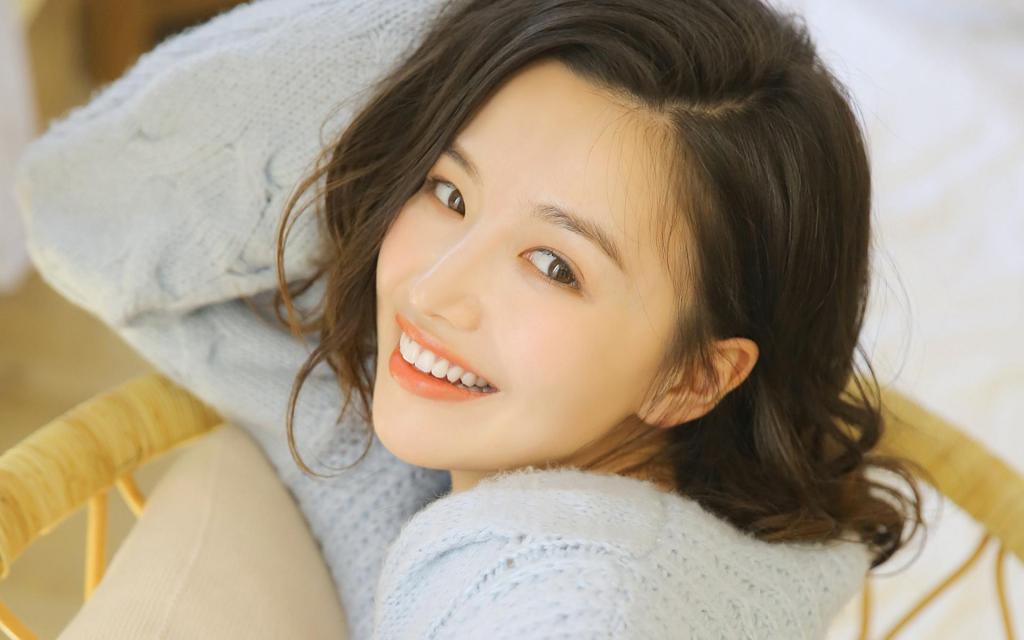 气质长发美女居家恬静唯美写真