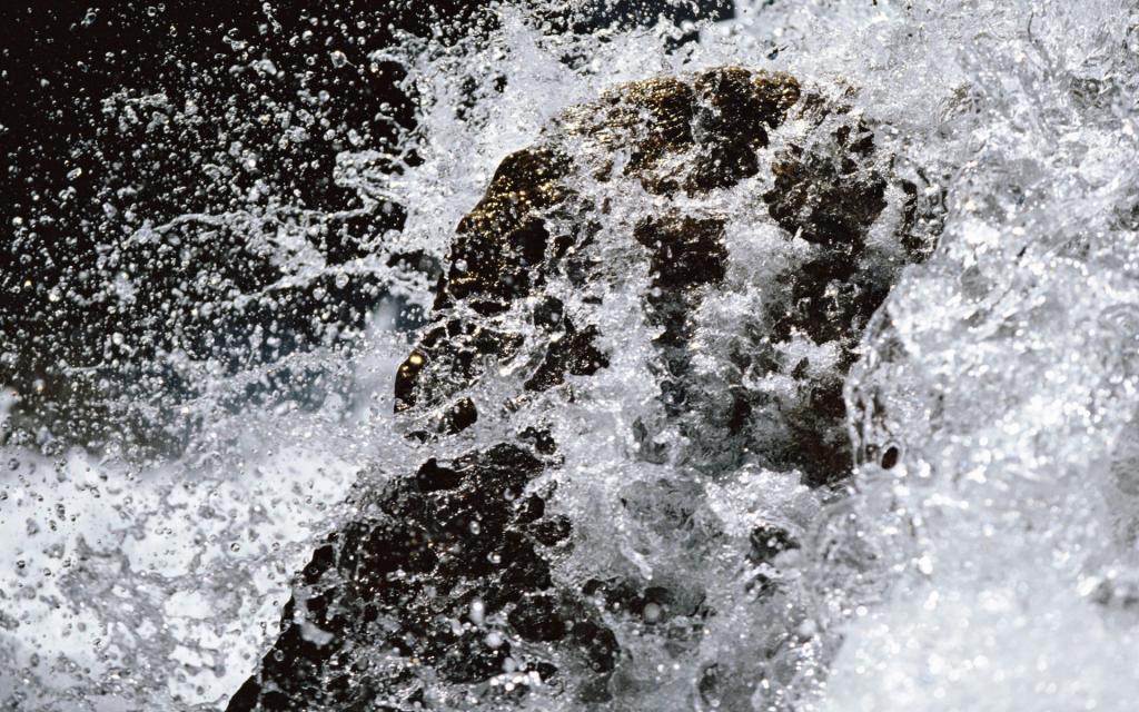 山林间的瀑布溪流