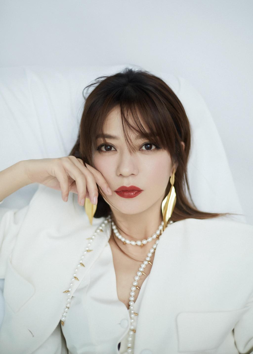 赵薇金色落叶耳环精致写真