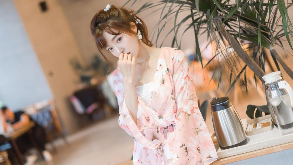 肤白貌美美女居家甜美写真