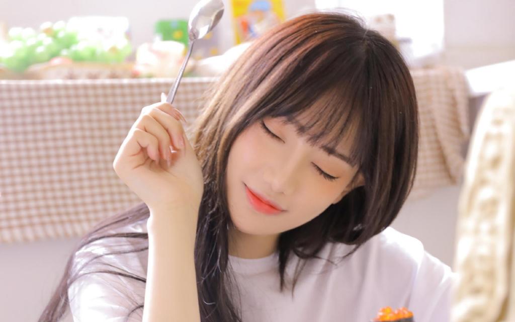 极品清纯美女白净居家私房写真