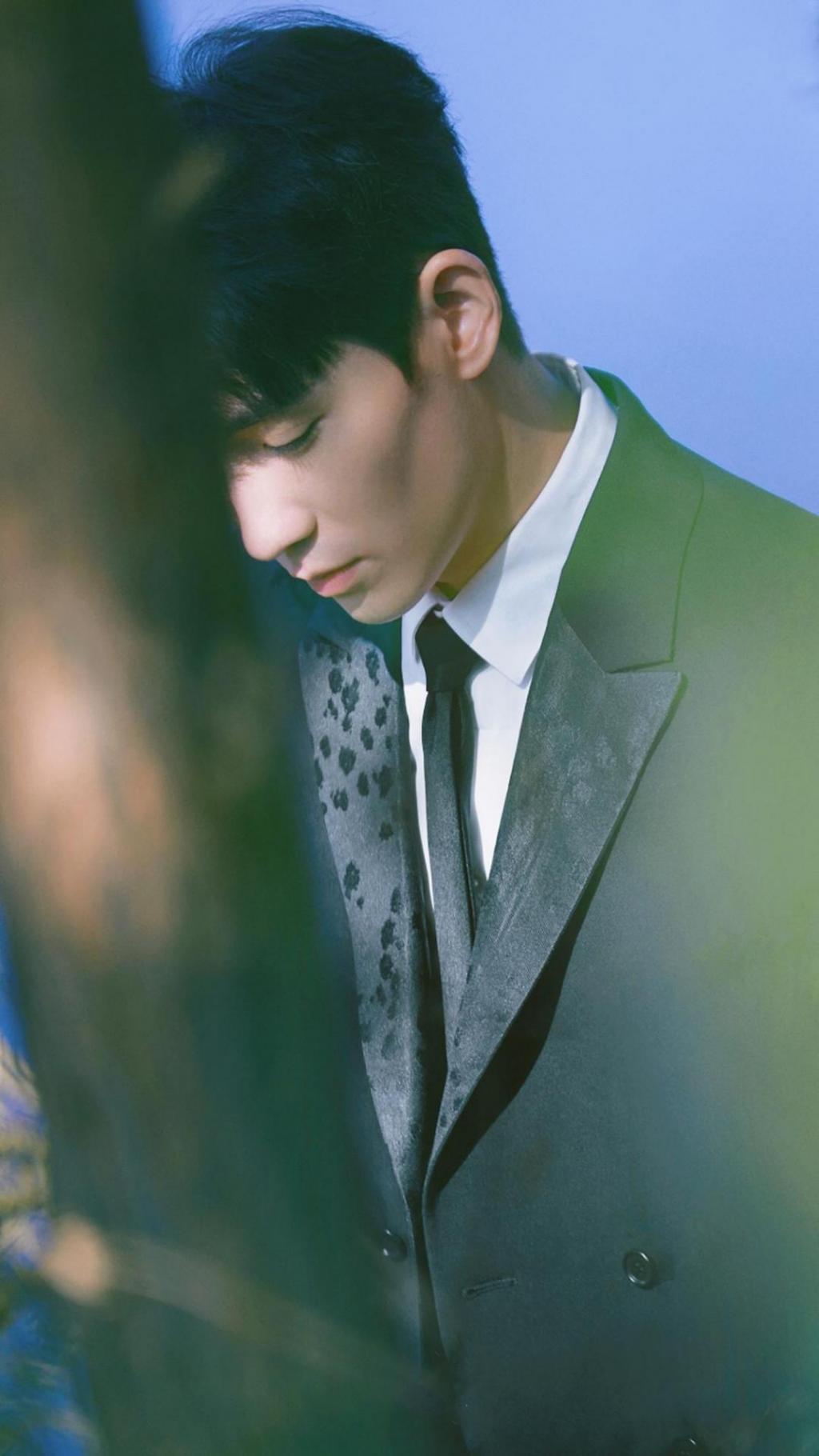 森林系帅气西装朱一龙迷人写真