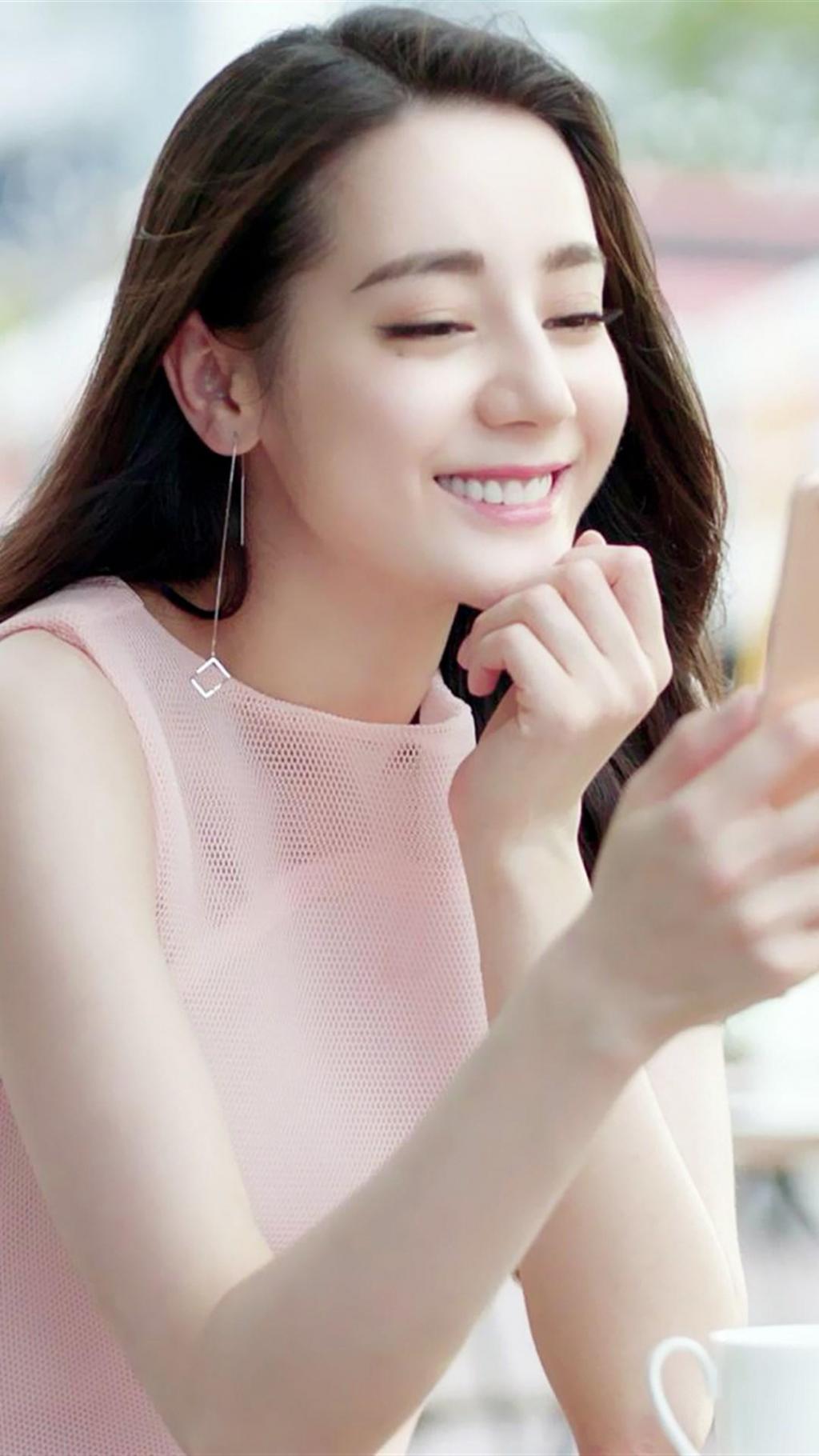 迪丽热巴代言写真