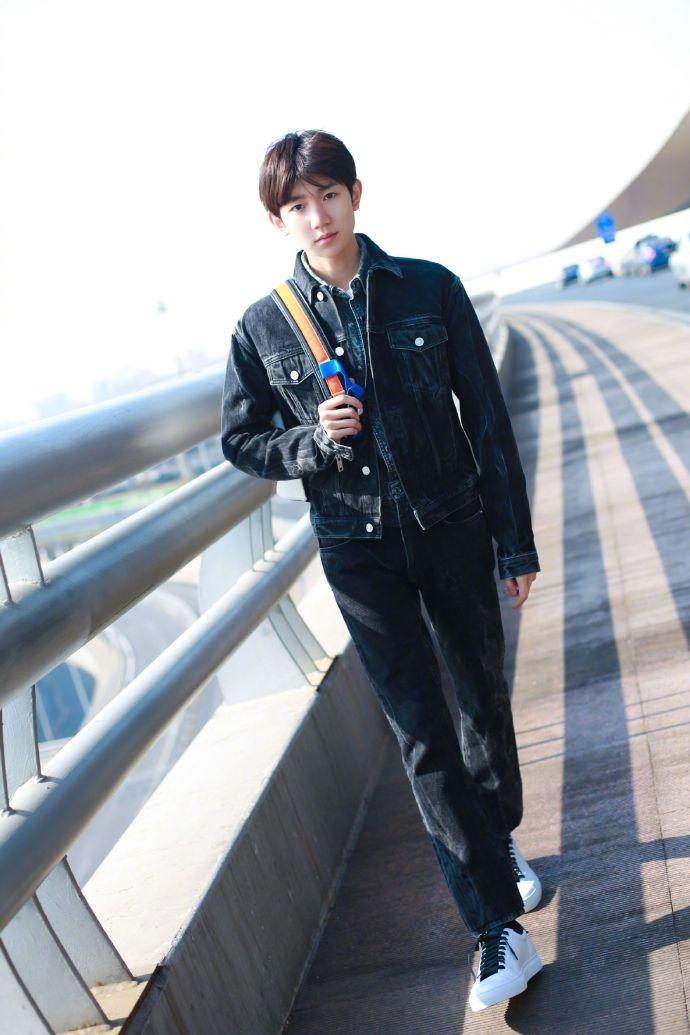 王源有型牛仔装简洁时髦街拍写真