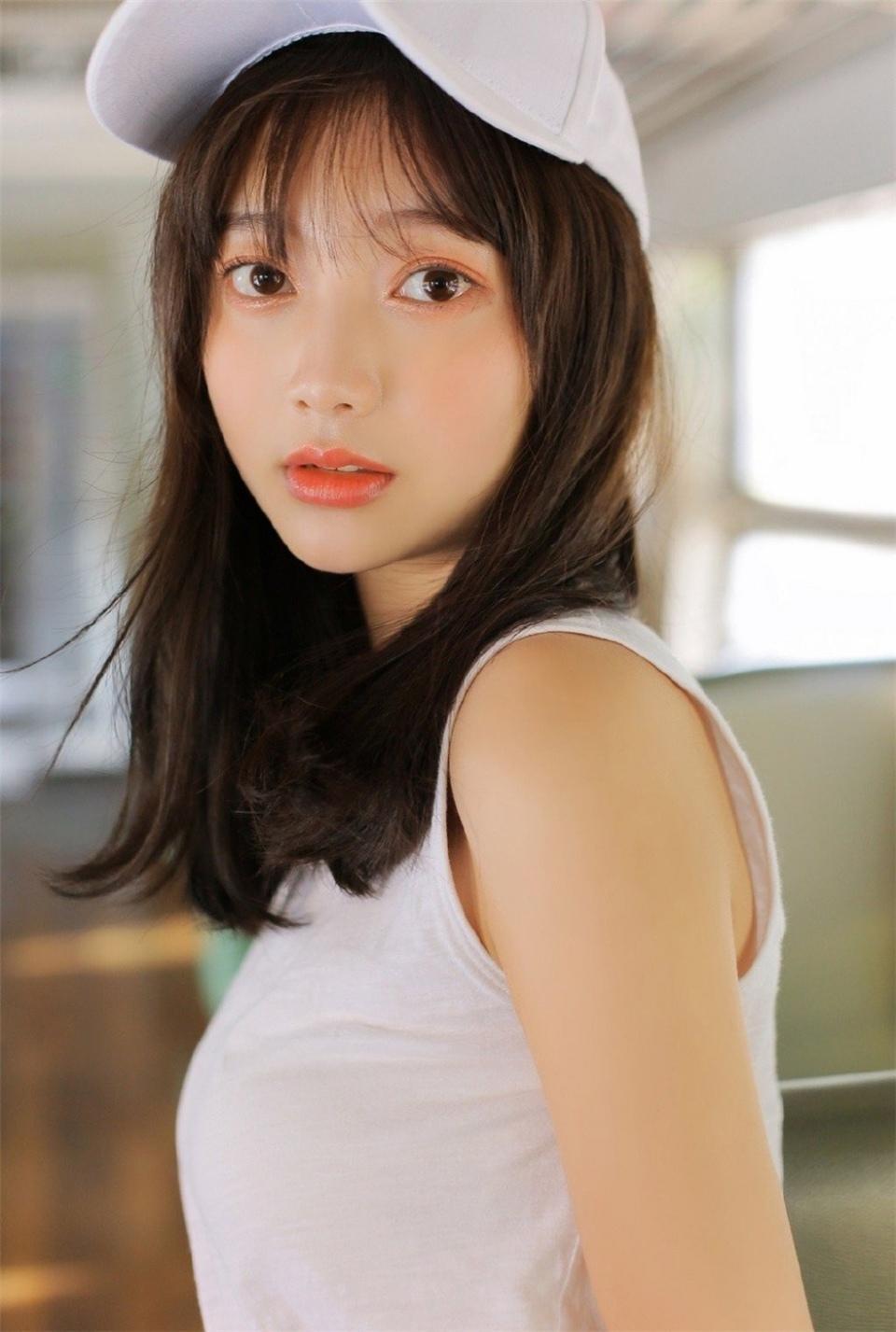 运动风纯情少女粉嫩甜美可爱私房写真