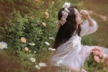 唯美灵动少女花丛中清新户外迷人写真