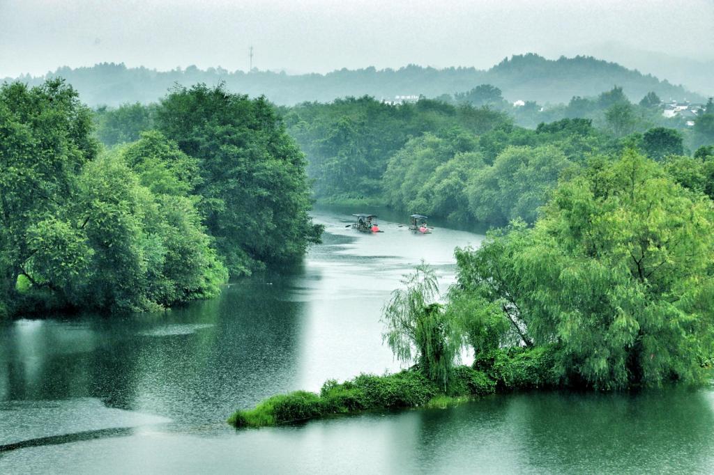 清新迷人碧月水湾雨景