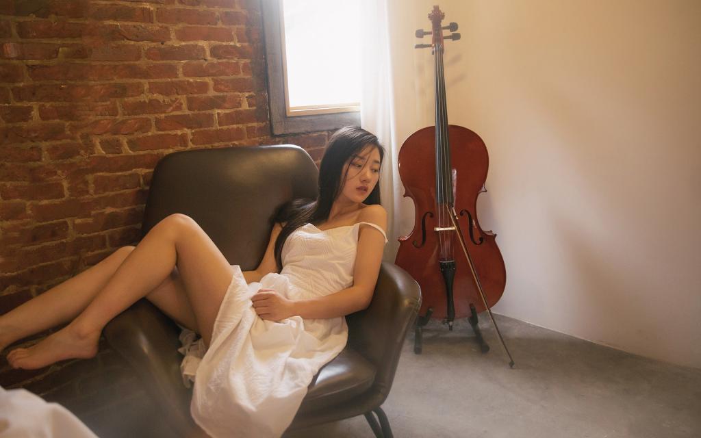 火辣性感的气质美女私房写真