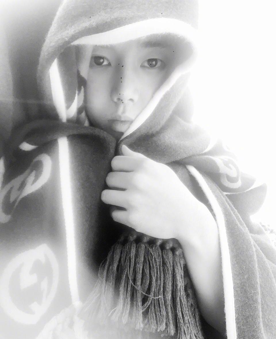 镜头前帅气华晨宇