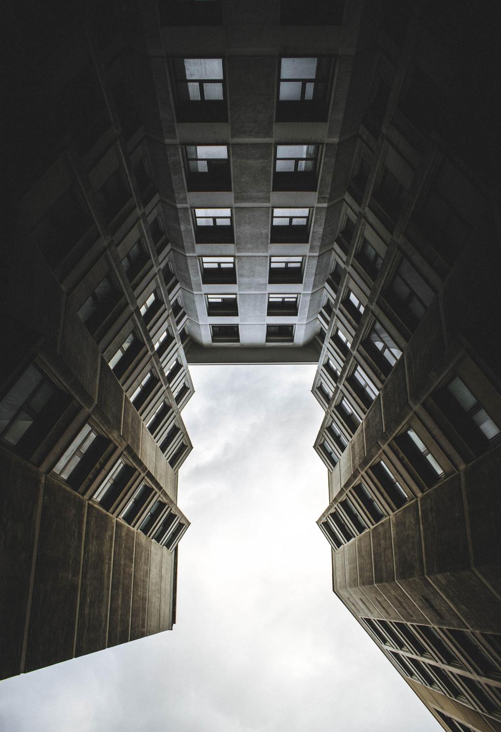 建筑物之间的天空