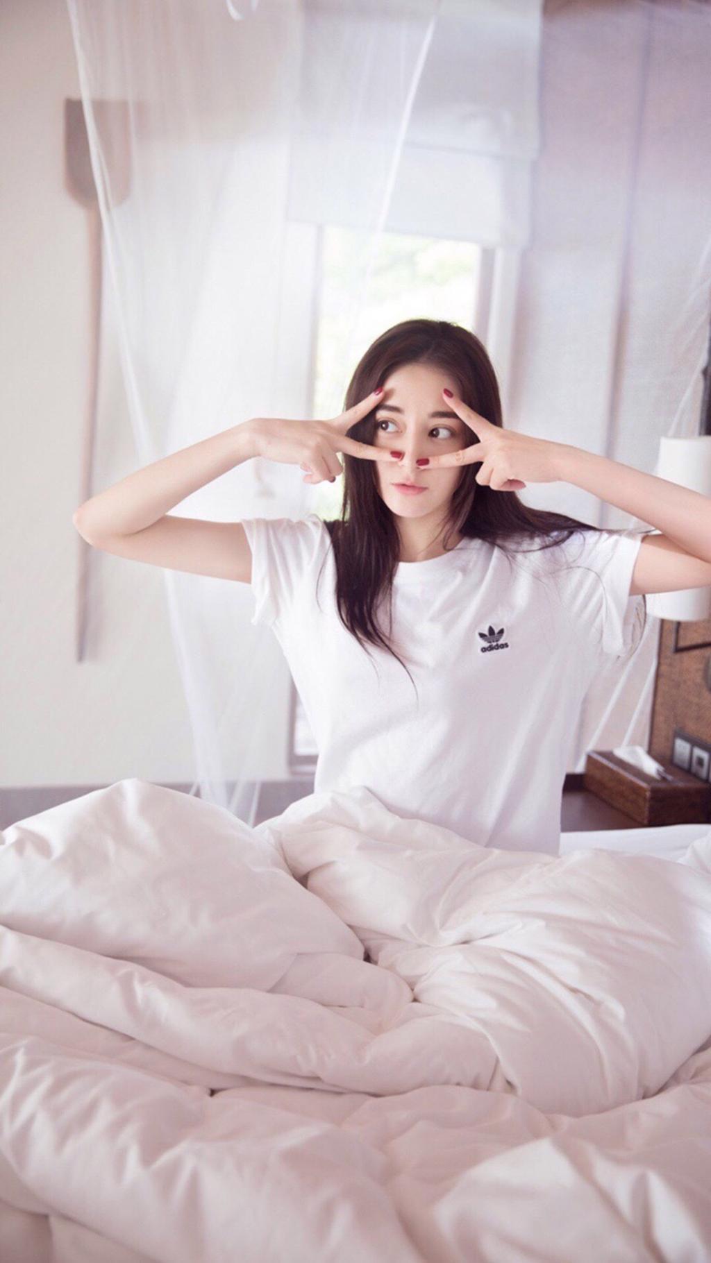 人气花旦迪丽热巴夏日清凉写真