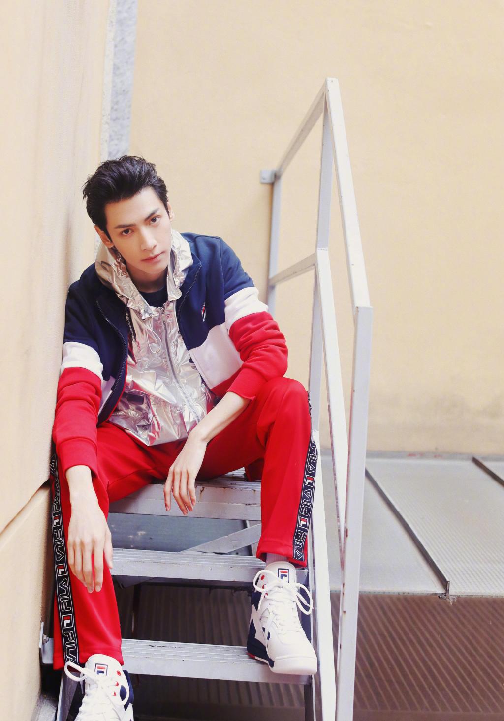 成熟型男罗云熙帅气时尚迷人写真