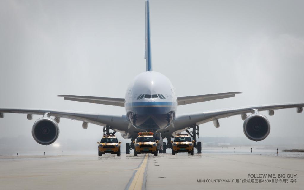 帅气MINI广州白云机场空客A380首航专用引导车