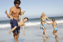 沙滩上欢乐的一家图片