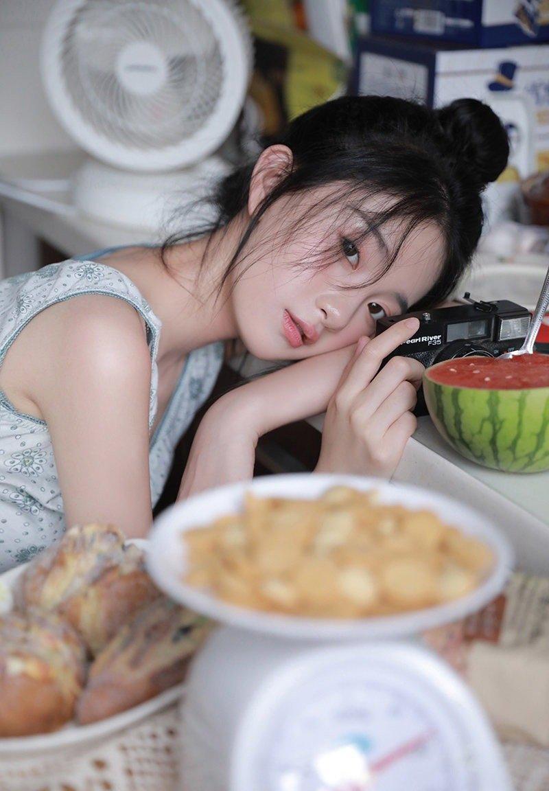 丸子头少女白嫩甜美居家写真