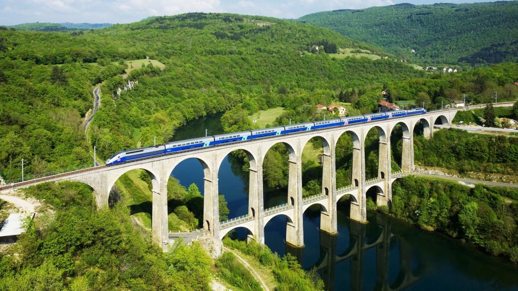 古老拱桥自然唯美风光