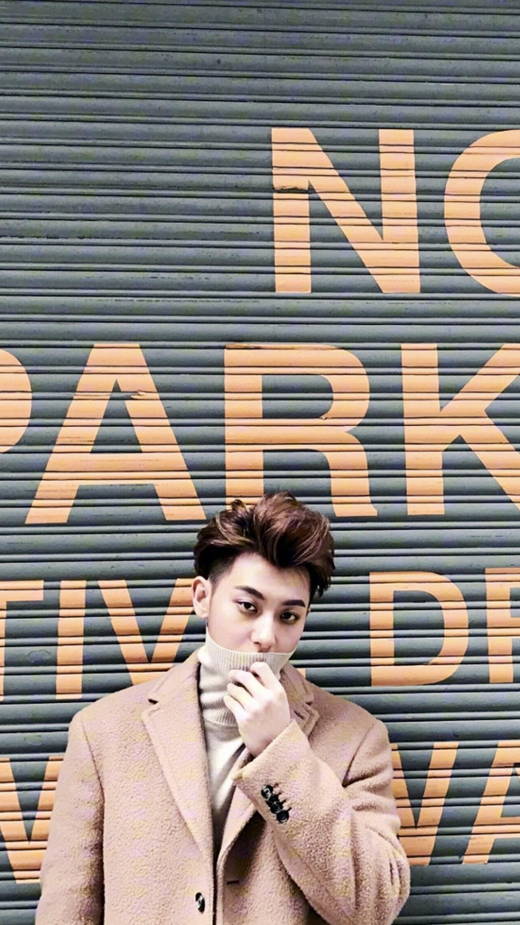 黄子韬巴黎时装周玩街拍清写真