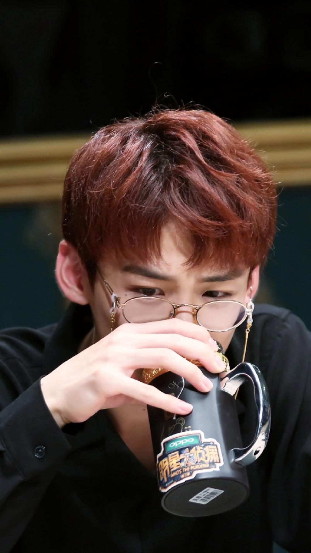 白敬亭帅气逼人写真