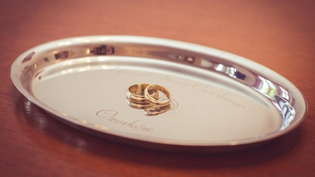 闪闪发亮的订婚钻戒