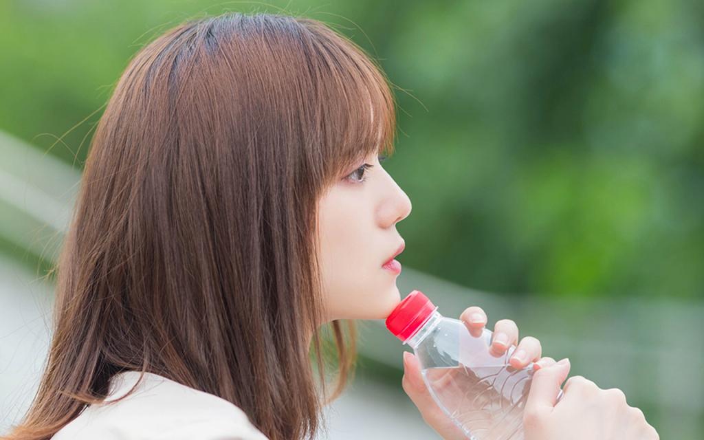 肤白如雪的俏丽美女写真