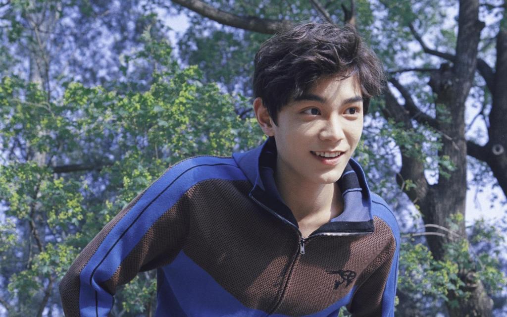 追风少年丁禹兮休闲运动装帅气写真