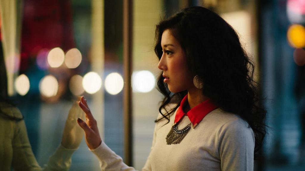 她站在时光深处