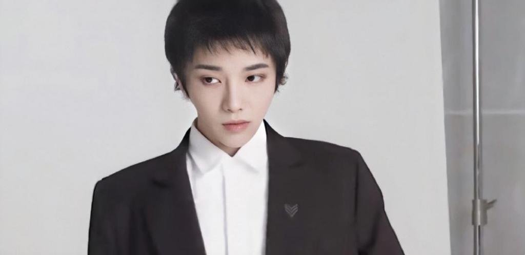 华晨宇超A西装帅气写真