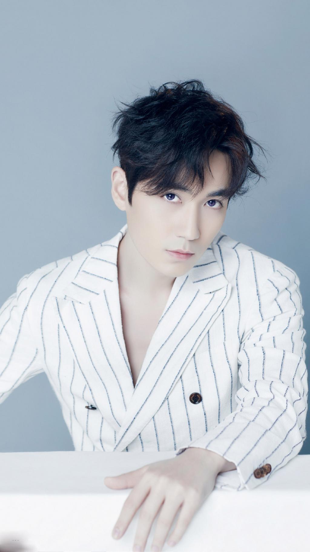 朱一龙阳光帅气写真