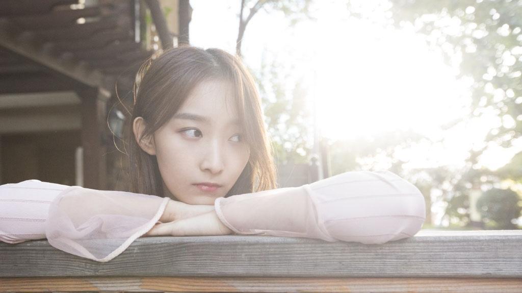 高颖浠粉色露肩裙户外甜美写真