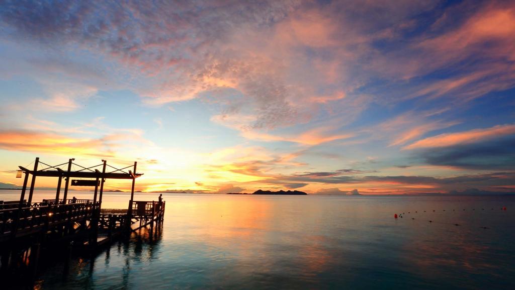 夕阳下的仙本那海岛