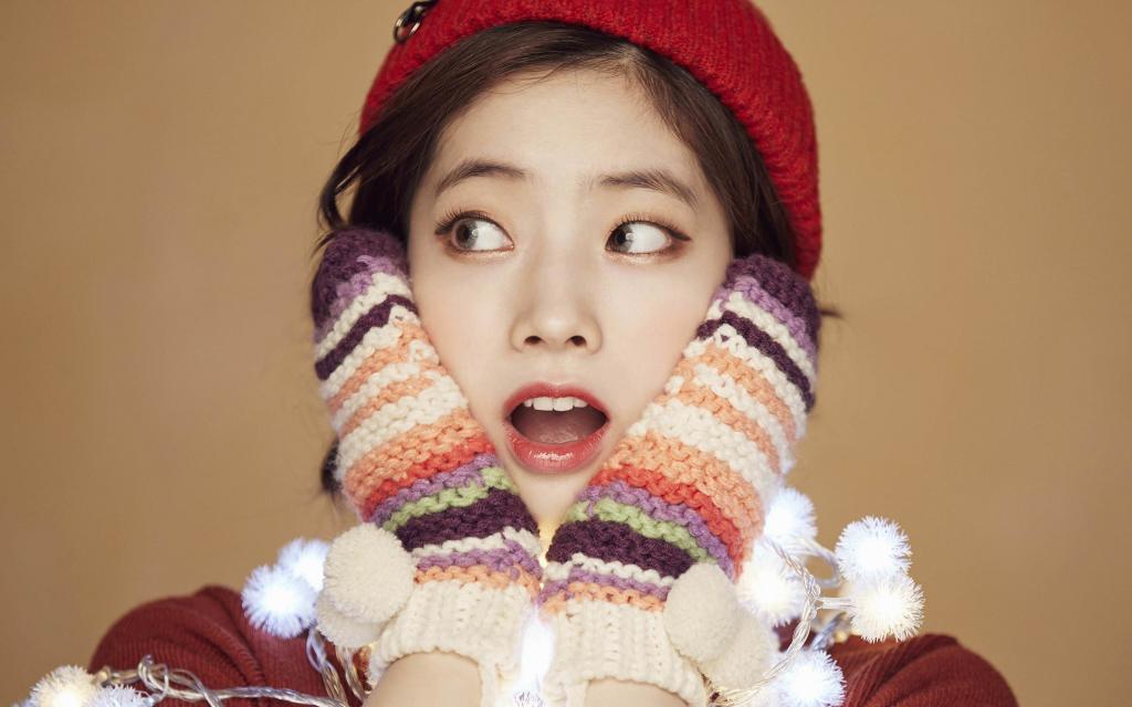 韩国女子歌手Twice圣诞甜美写真