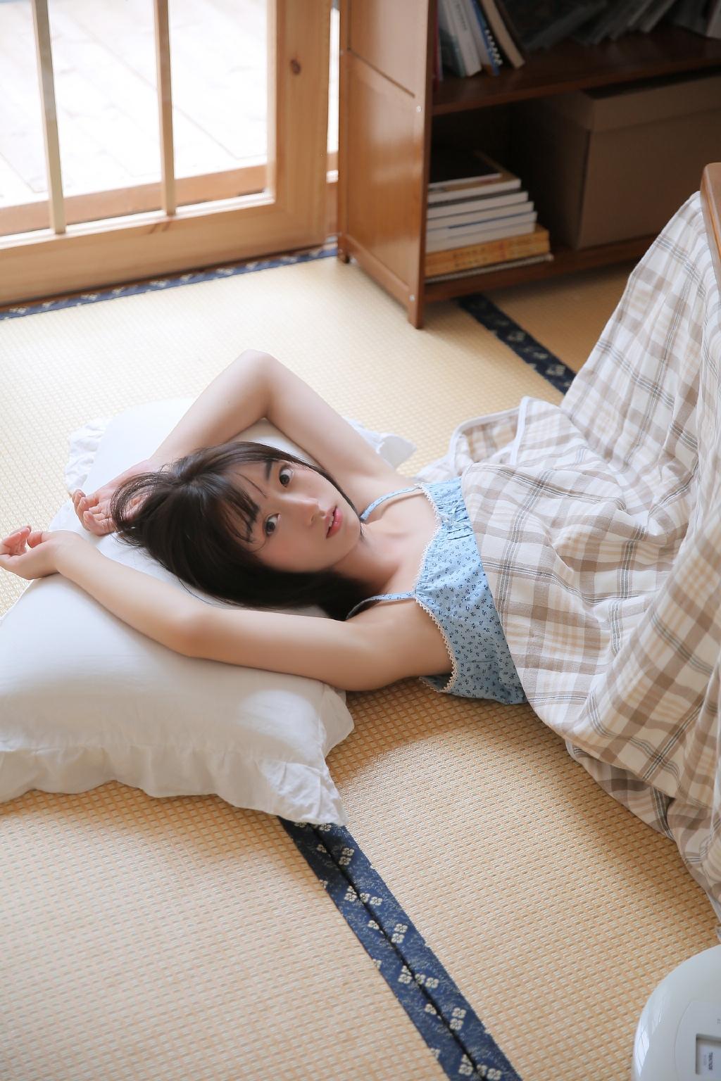 可爱俏皮女孩吊带慵懒写真