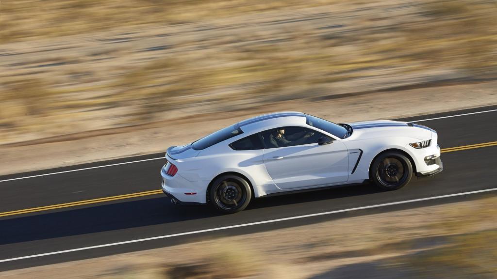 白色福特Shelby GT350汽车图片