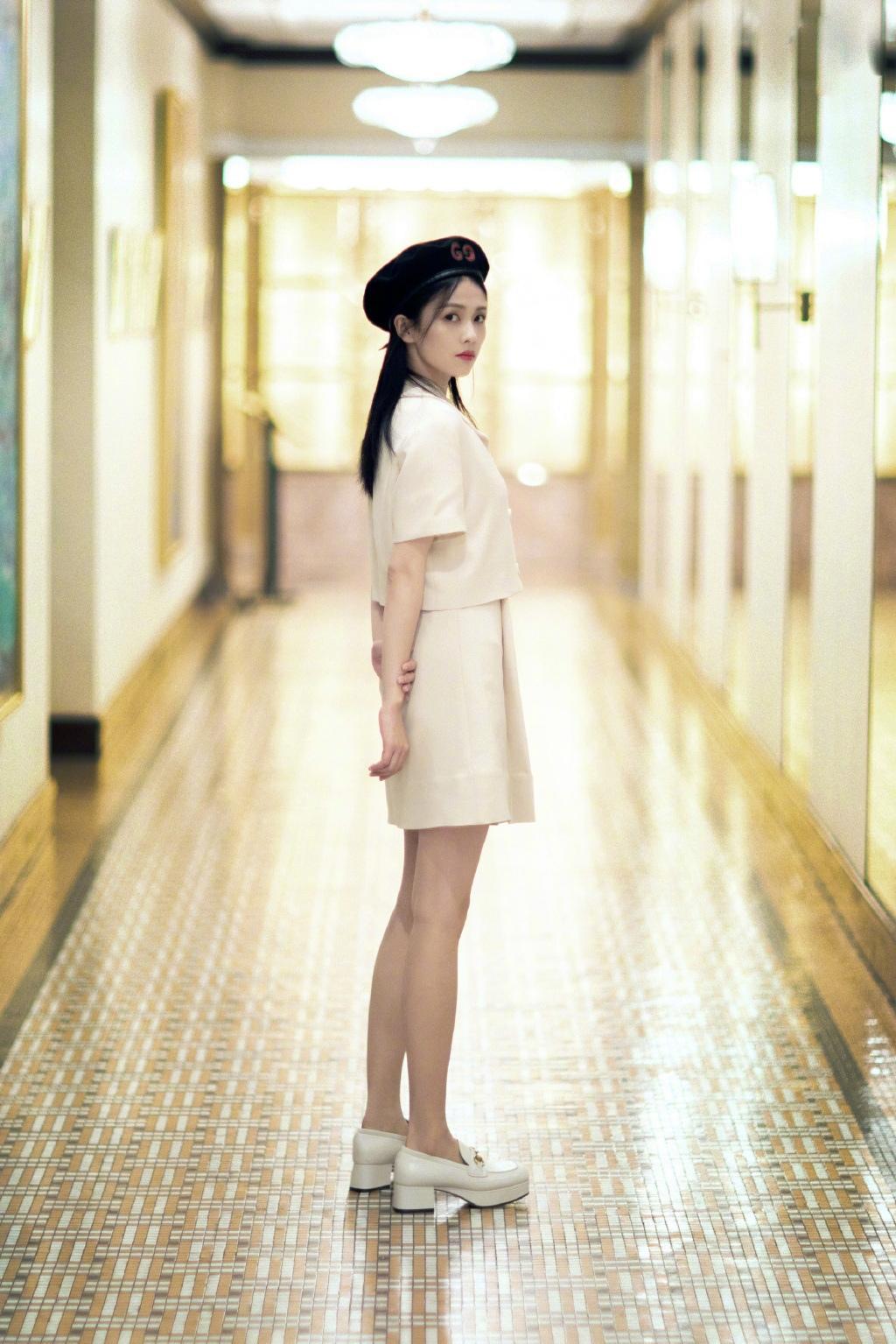 白鹿意式复古风时尚性感写真