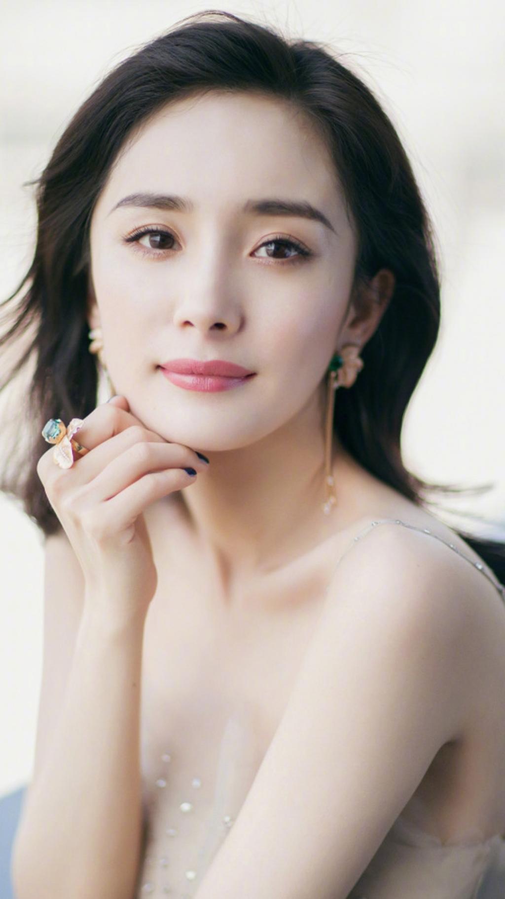 杨幂清新灵动吊带裙迷人写真