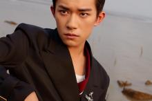 帅气型男易烊千玺最新成熟迷人造型