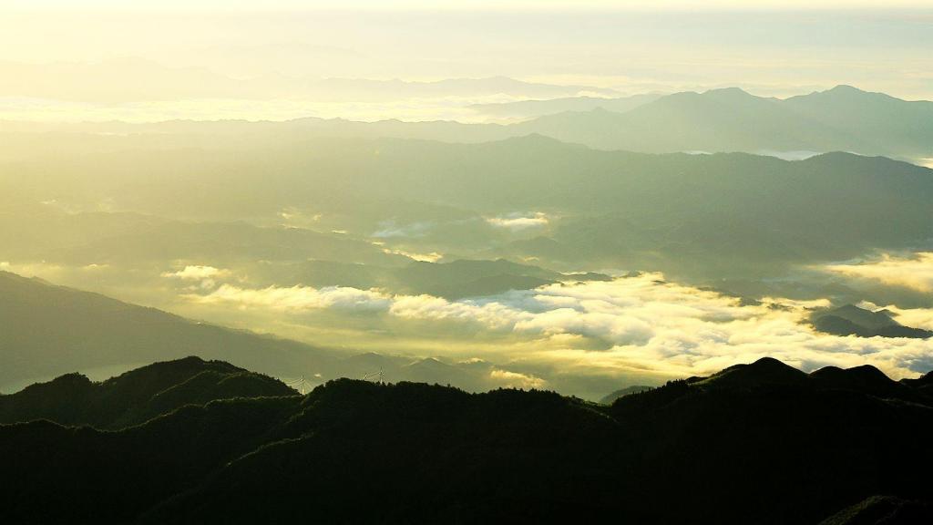 云雾间的优美壮观美景