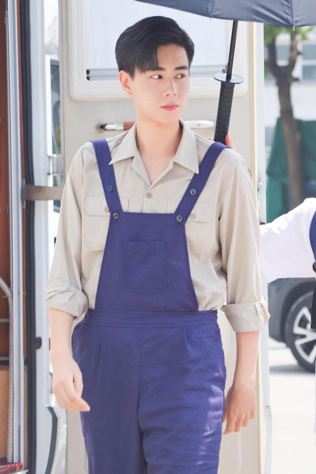 小鲜肉胡一天时尚休闲背带裤街拍