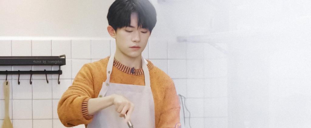 《朋友请听好》易烊千玺时尚休闲阳光俊朗剧照