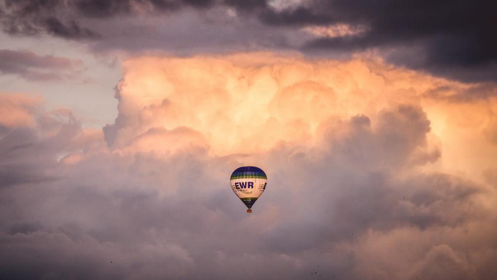 飞行中的热气球