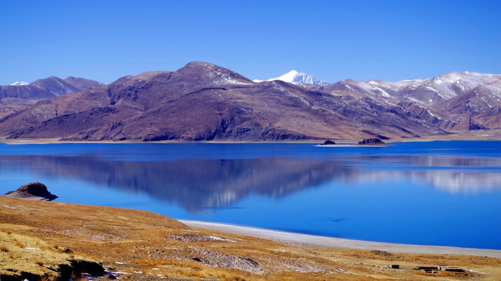 西藏羊卓雍措之碧蓝色湖泊