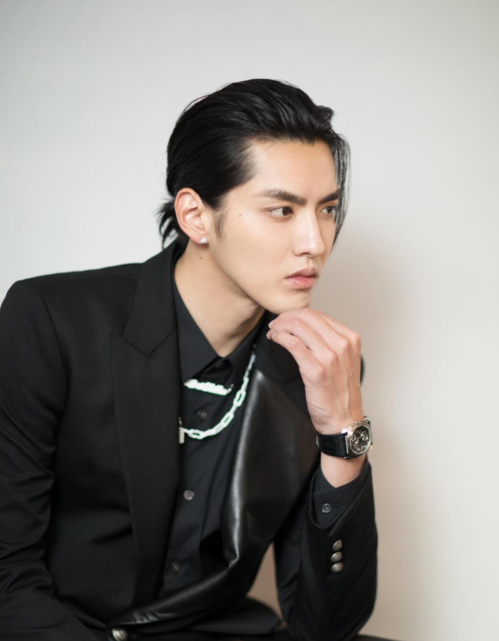 解锁吴亦凡《时尚芭莎》帅气封面大片