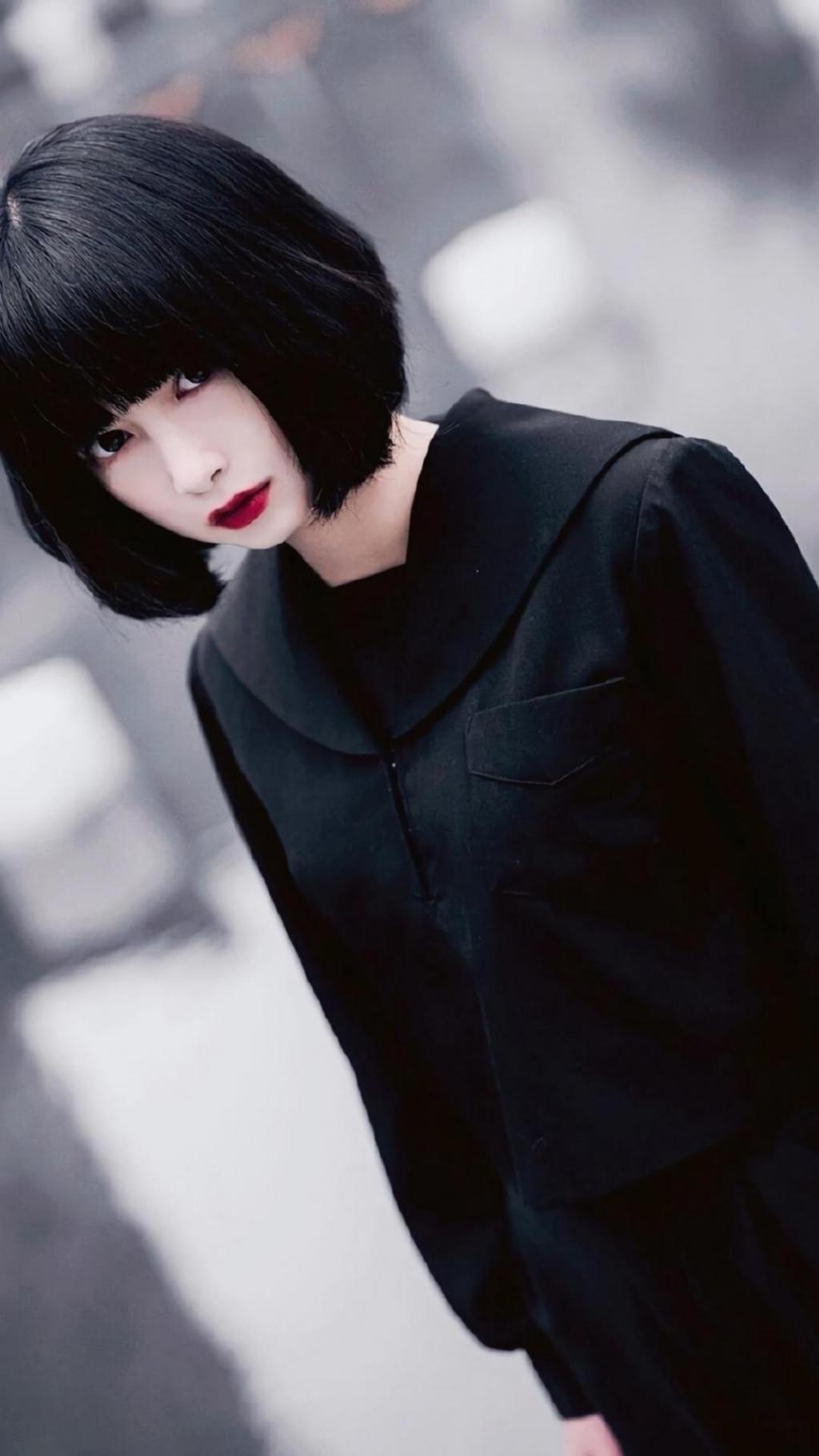 性感娇艳红唇短发御姐时尚迷人写真