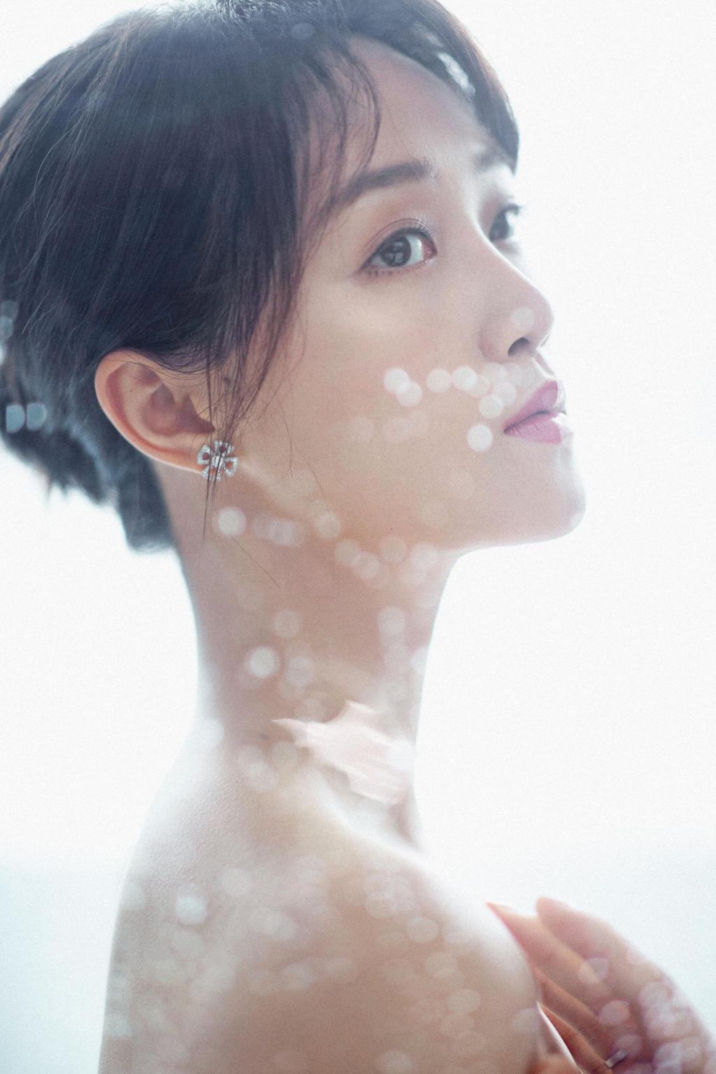 蓝盈莹香槟金抹胸礼服唯美写真