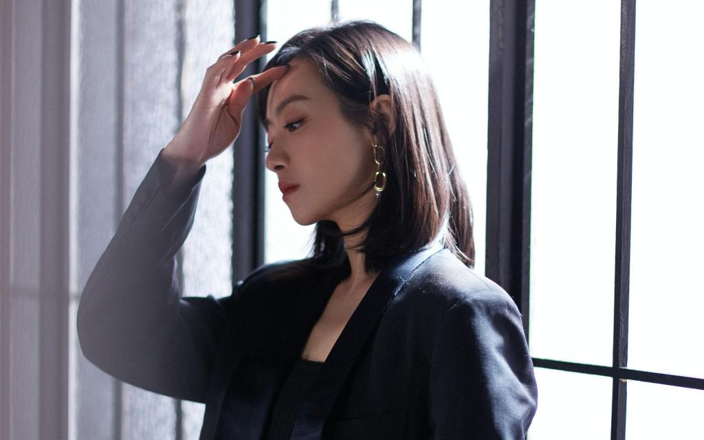 宋茜气质迷人西装写真