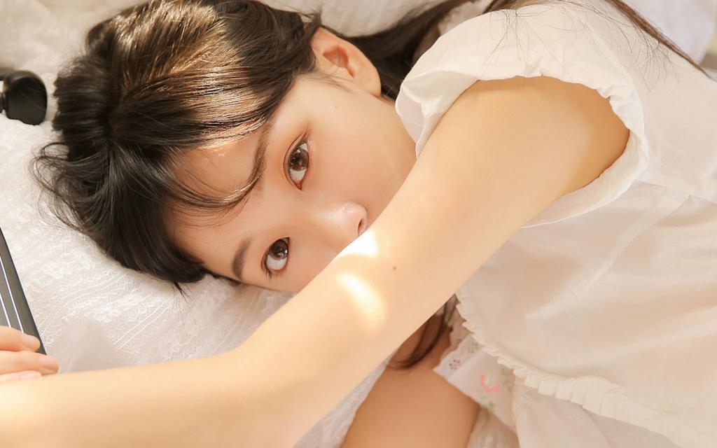 小巧玲珑的美女